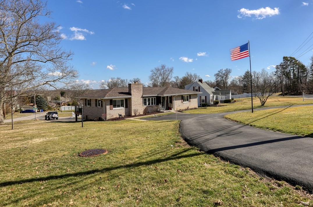 57 S Old Oak Dr, Beaver Falls, PA 15010