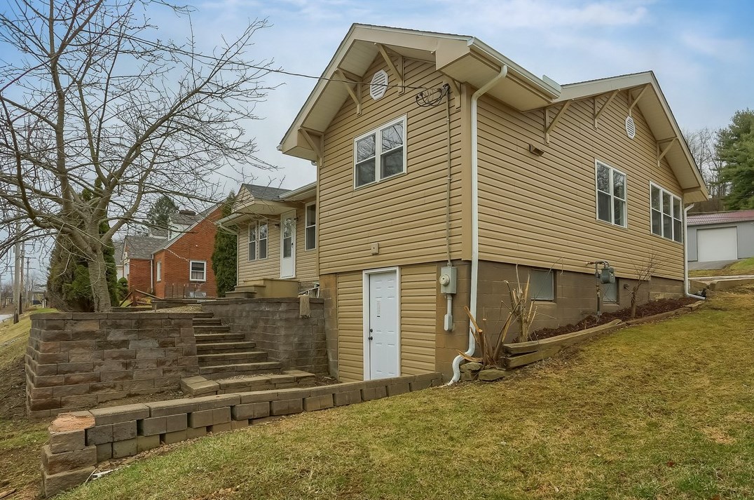1066 Woodside Ave, Ellwood City, PA 16117-1342