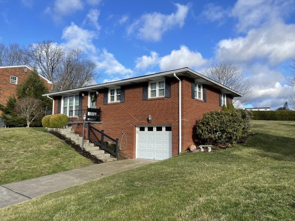 57 Marilou Dr, Jeannette, PA 15644