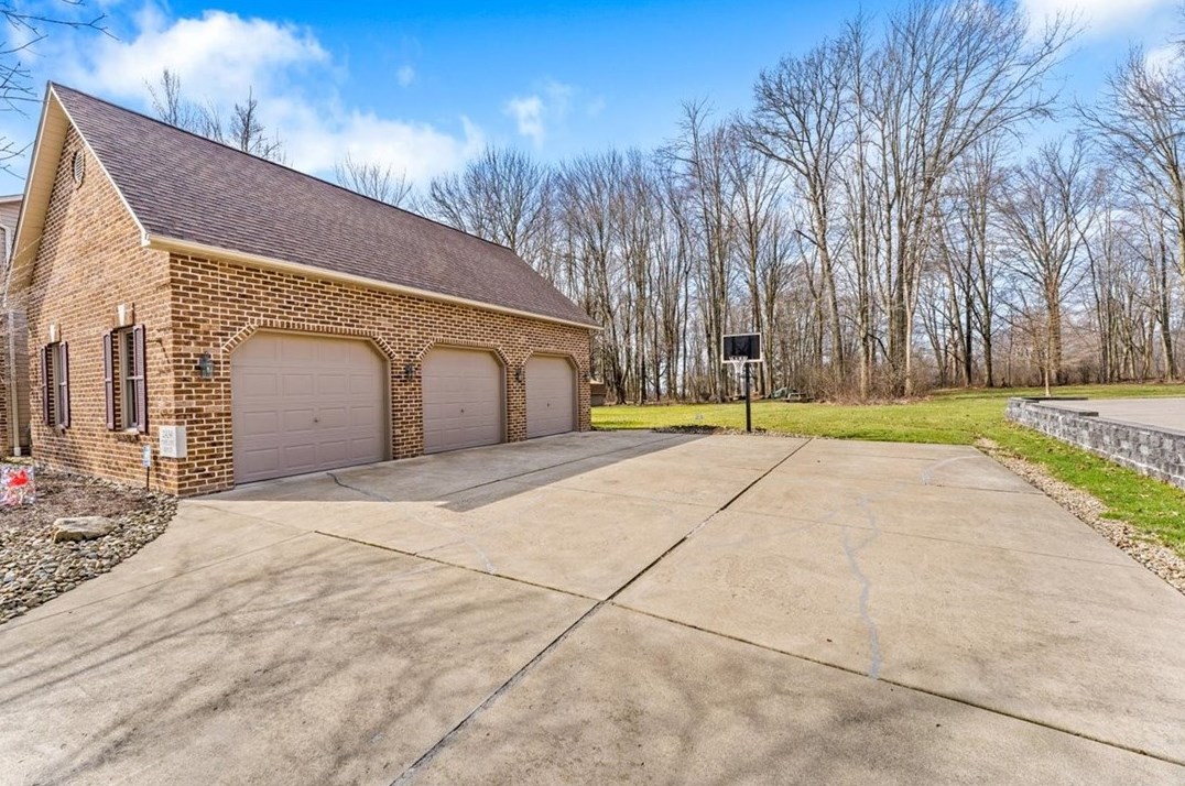 2434 Twelve Oakes Dr, Hermitage, PA 16148