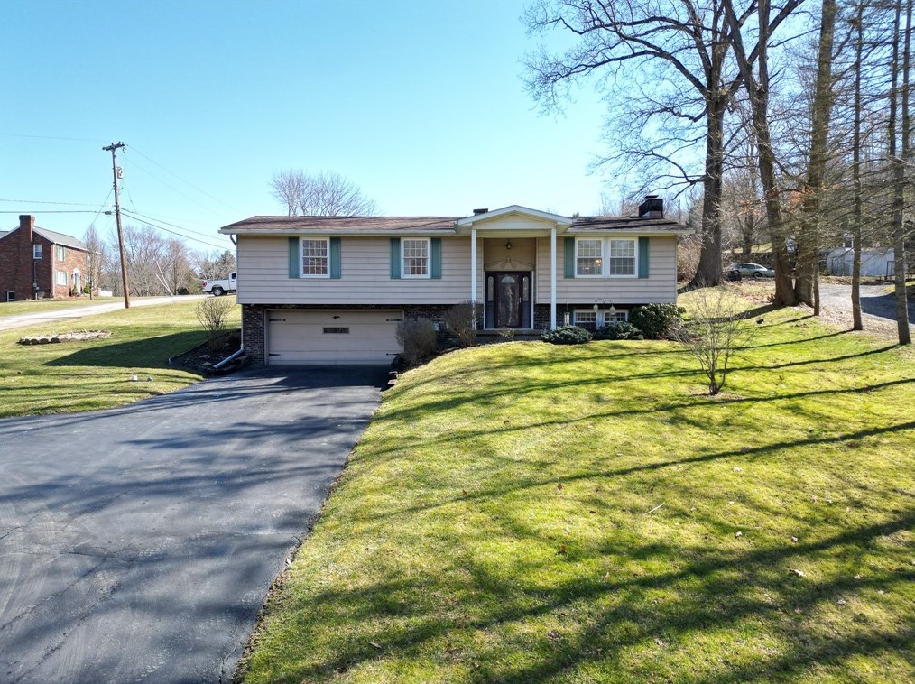 1004 Squaw Run Rd, Ellwood City, PA 16117