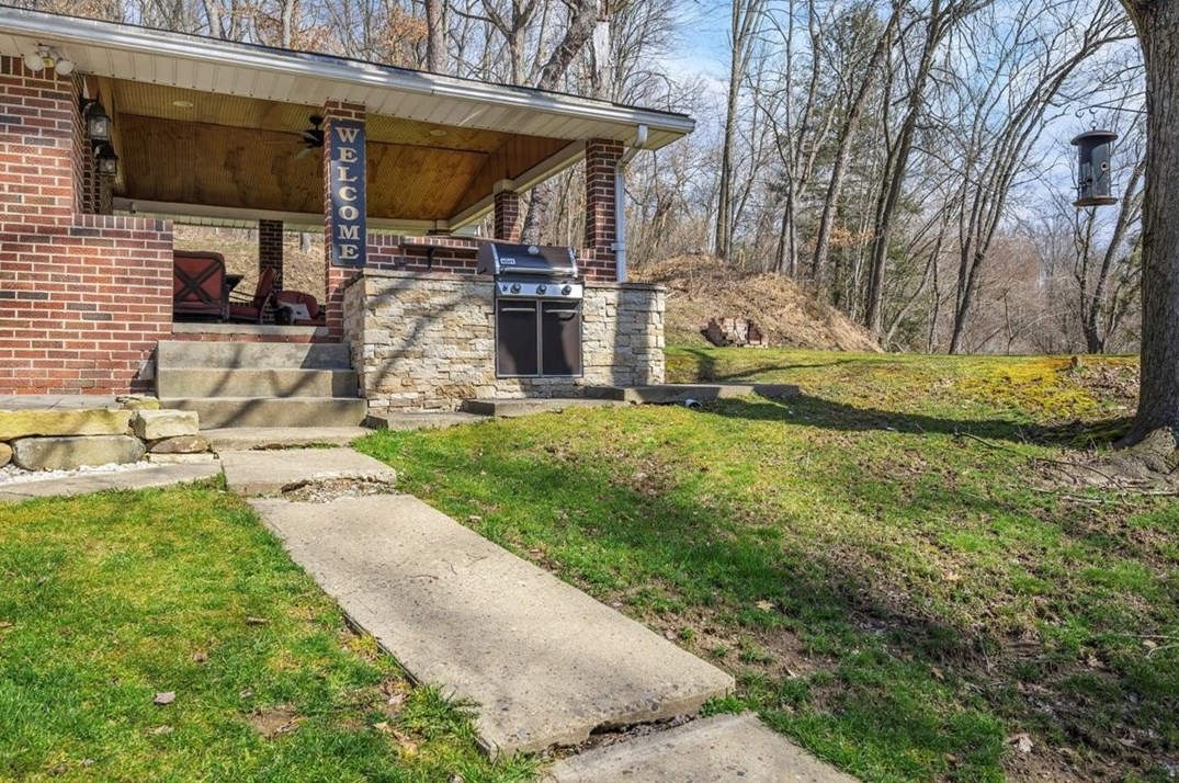 2040 Spooky Hollow Rd, New Kensington, PA 15068