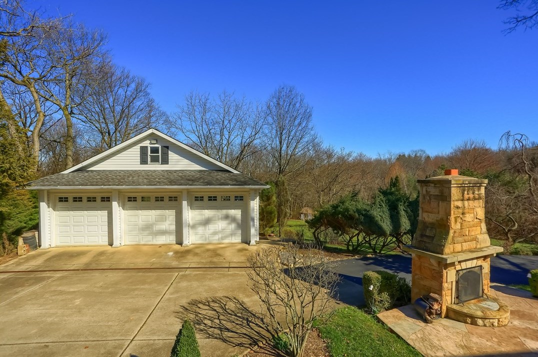 1709 Beaver Grade Rd, Moon Twp PA 15108-3103 exterior