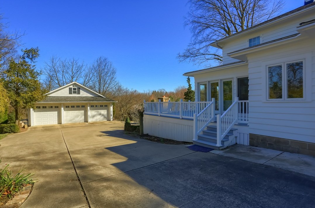 1709 Beaver Grade Rd, Moon Twp PA 15108-3103 exterior