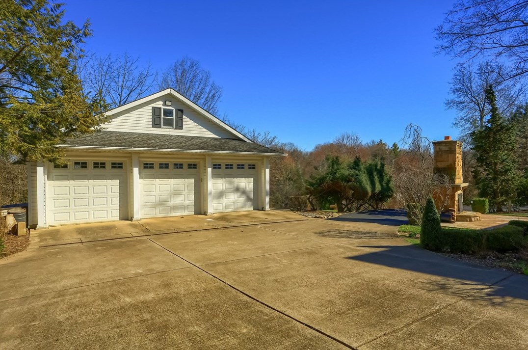 1709 Beaver Grade Rd, Moon Twp PA 15108-3103 exterior