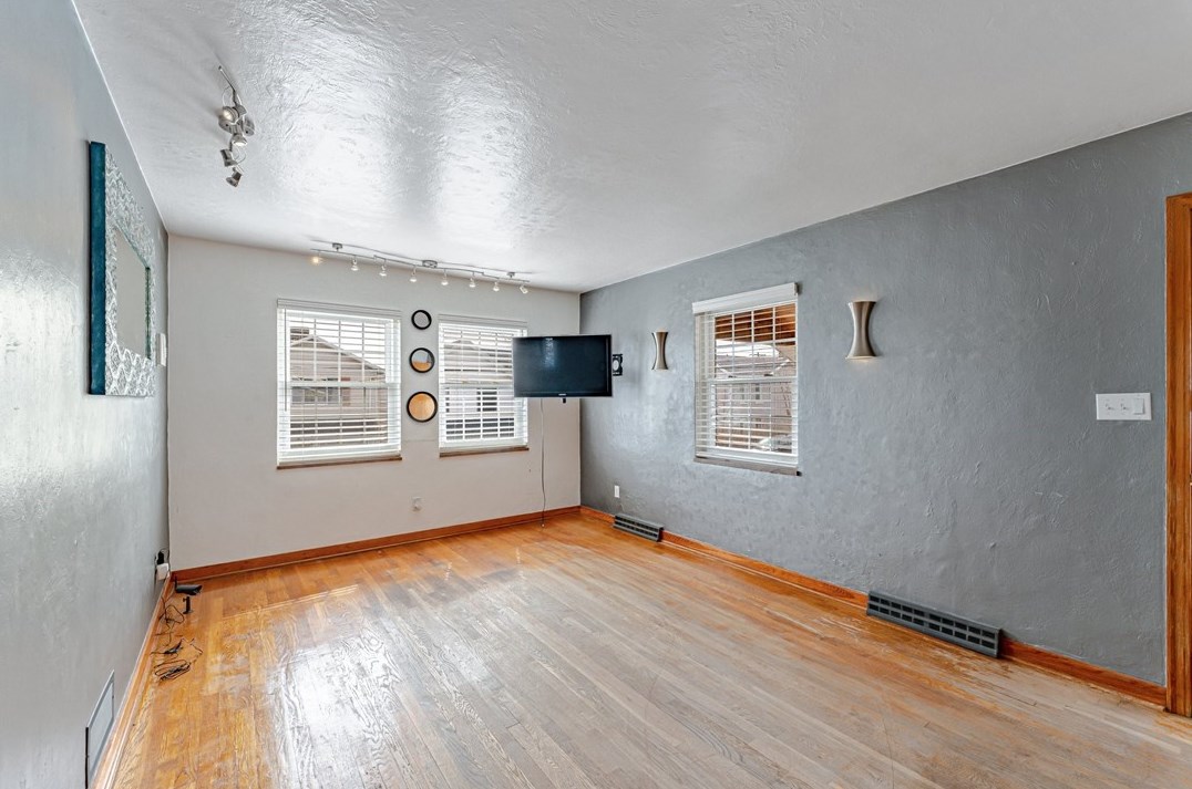240 10th Ave, Tarentum, PA 15084-1204