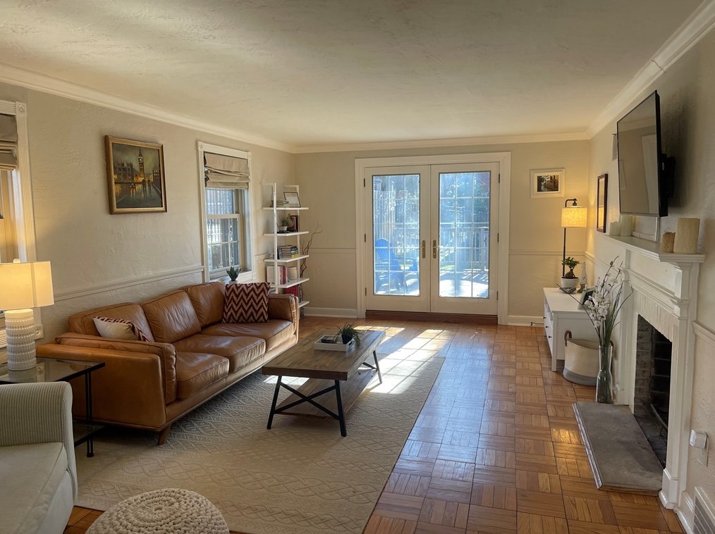 633 Crystal Dr, Pittsburgh, PA 15228