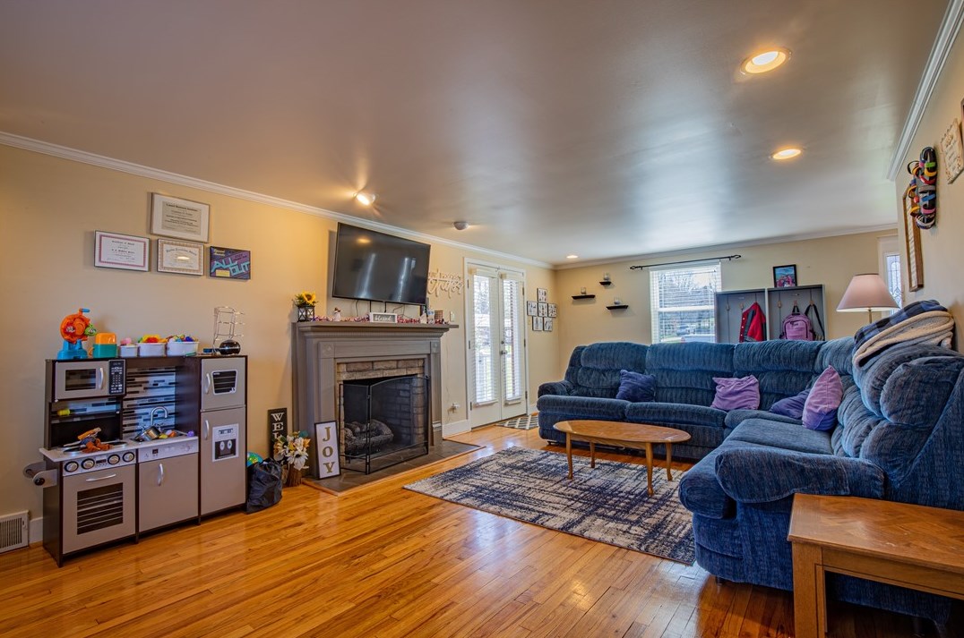 25 Belmont Cir, Oliphant Furnace, PA 15401-4763
