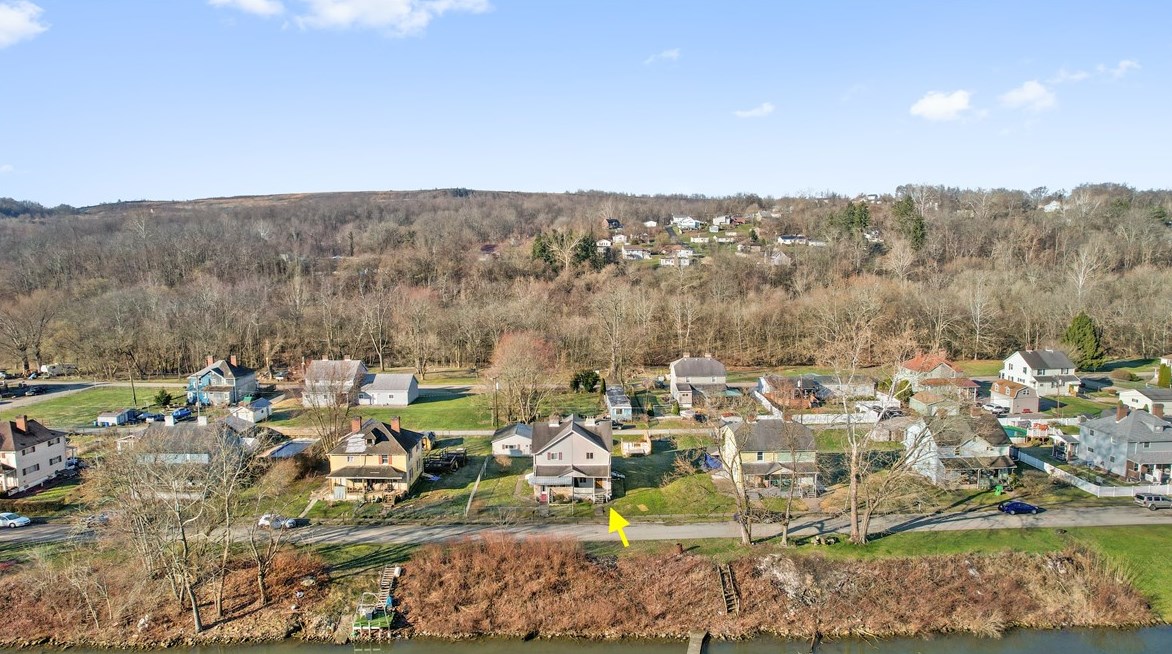 727 Riverside Dr, La Belle, PA 15450