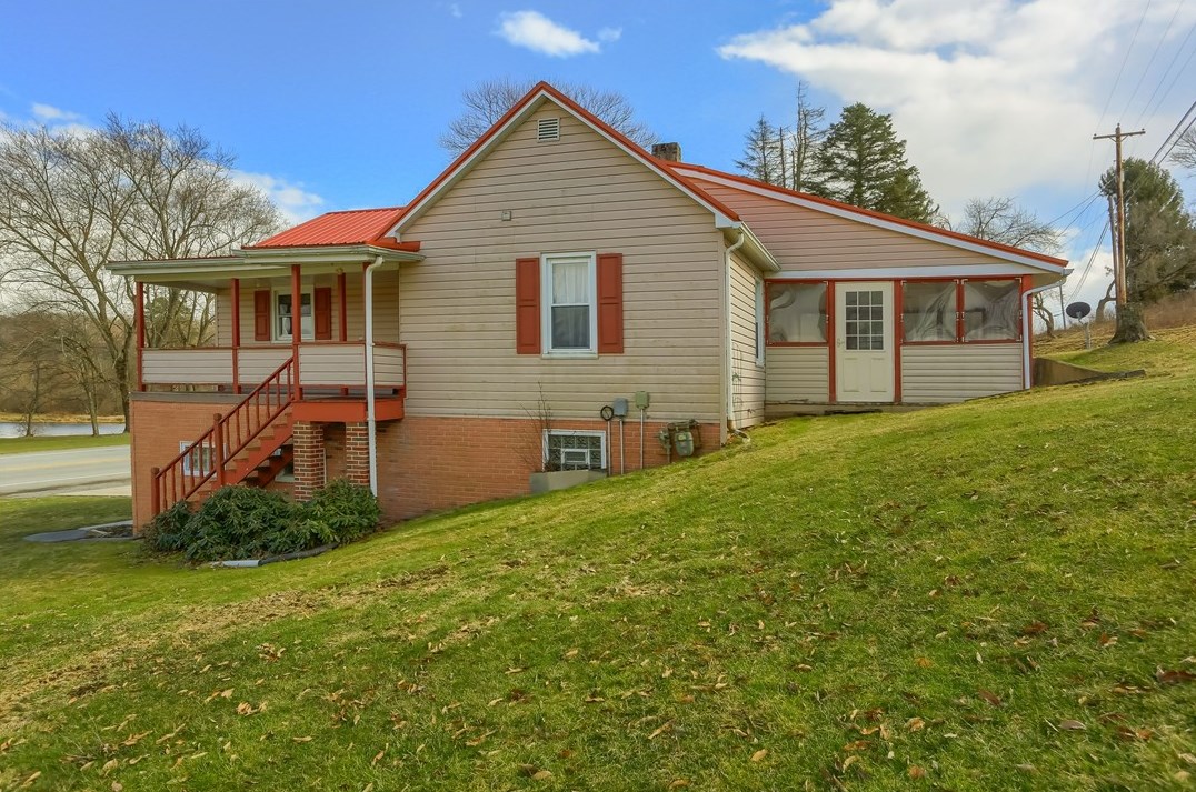 1215 Oneida Valley Rd, Chicora, PA 16025-4021