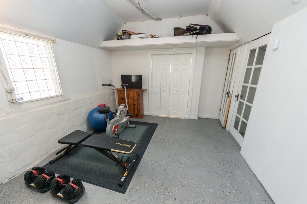 2551 Park Rd, Bethel Park PA  15102-3647 exterior