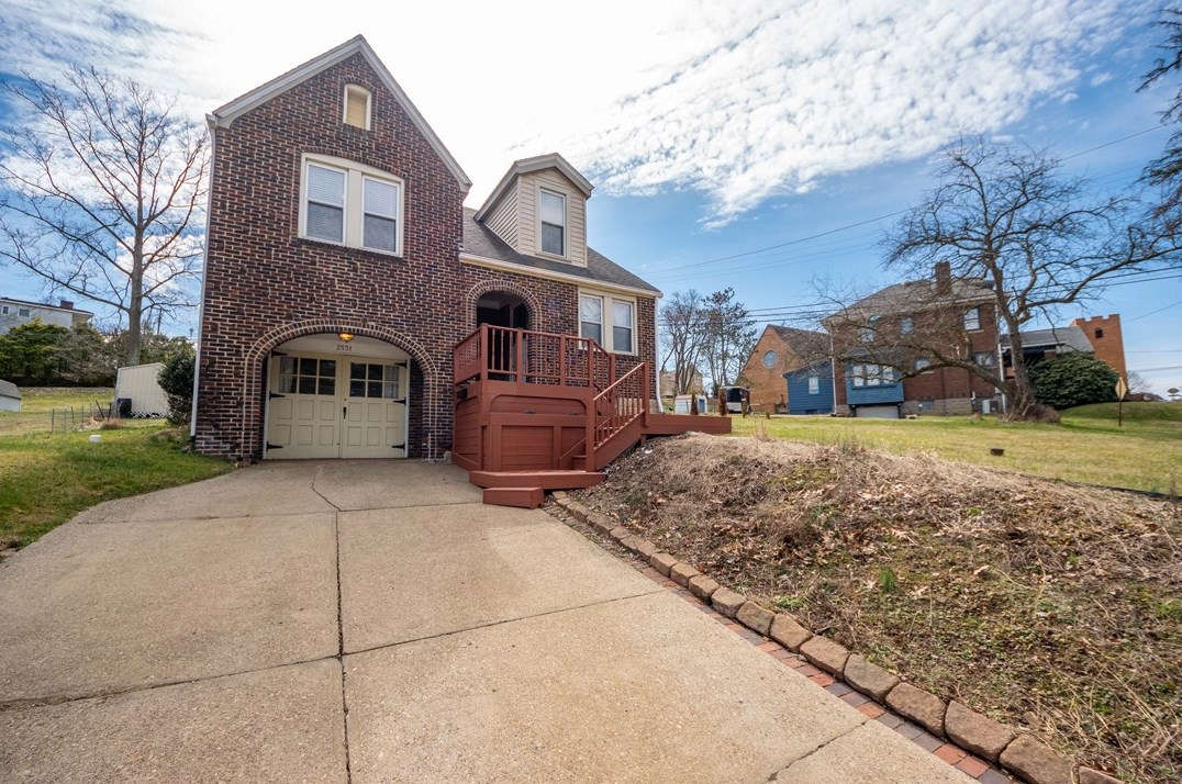 2551 Park Rd, Bethel Park PA  15102-3647 exterior