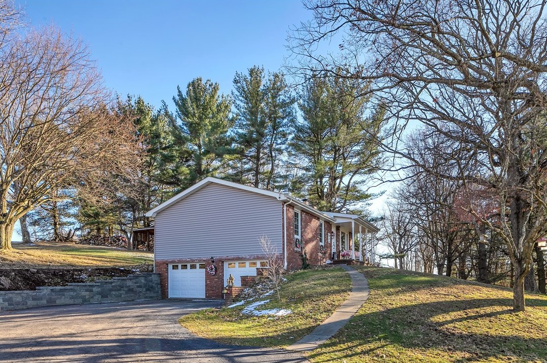 1051 Lux Rd, Jeannette, PA 15644