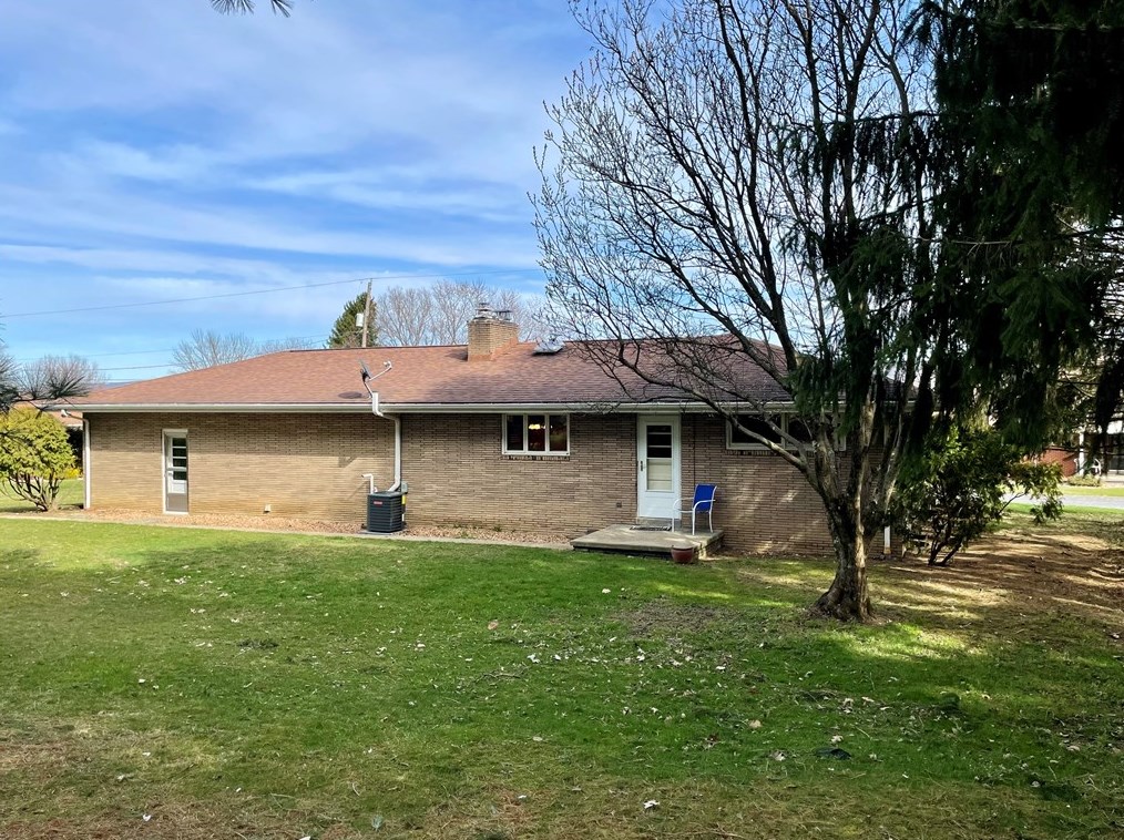 1135 Circle Dr, Latrobe, PA 15650