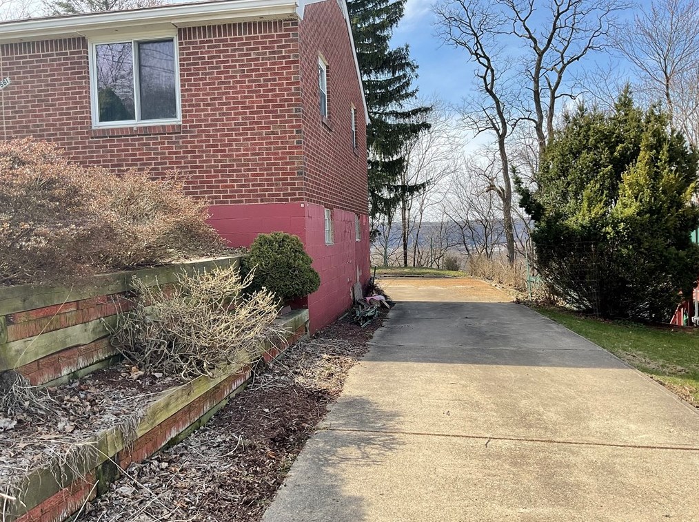 561 Longvue Dr, New Kensington, PA 15068