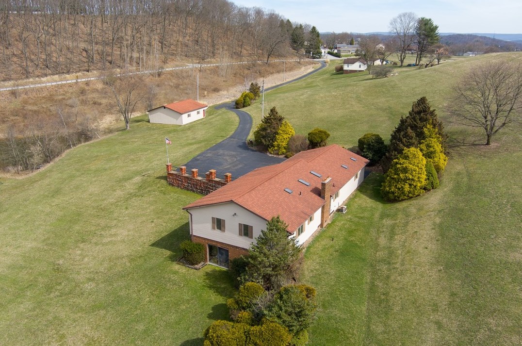 130 Garvas Ln, Youngwood, PA 15697-1163