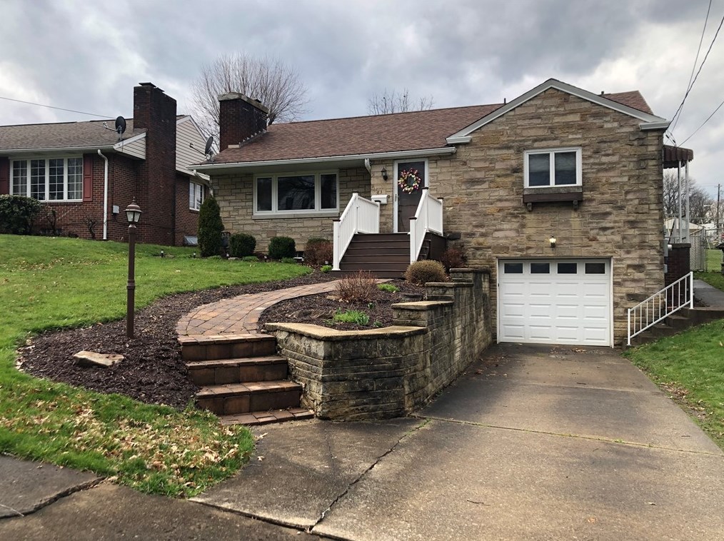 83 Montview St, Oliphant Furnace, PA 15401-2862