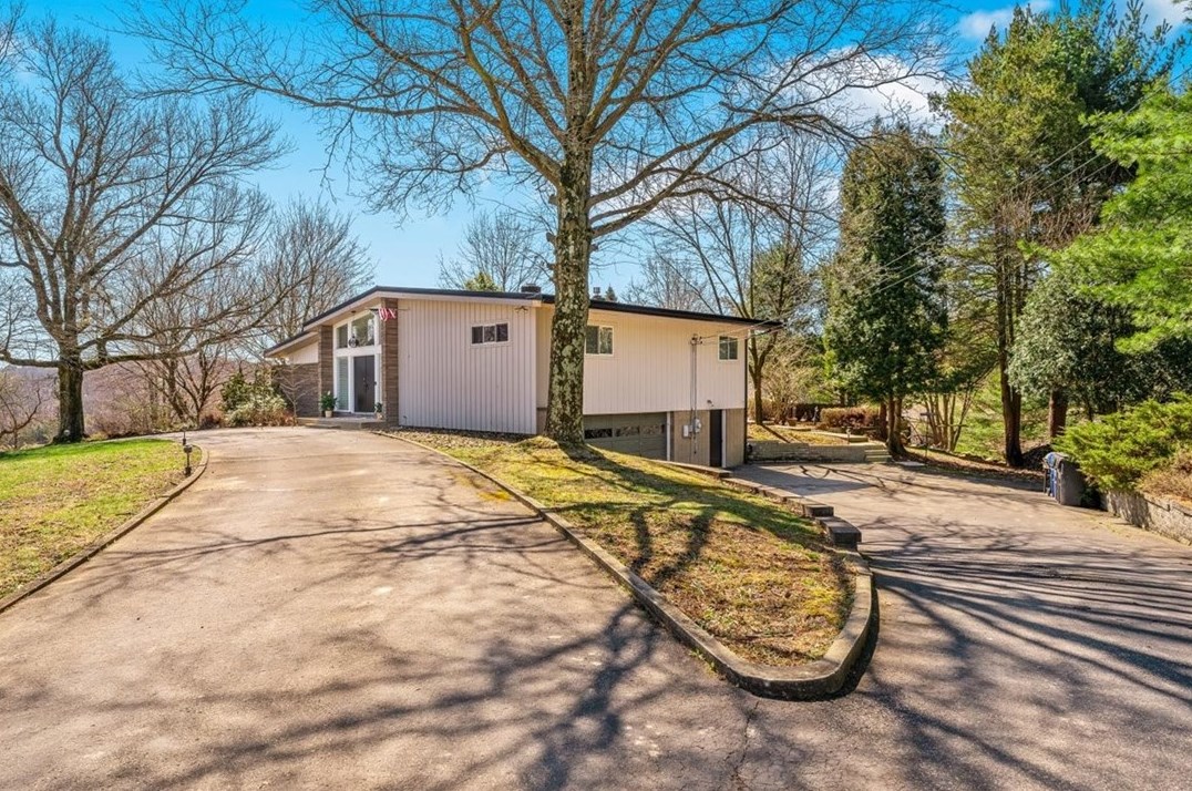 202 Horseshoe Dr, Seven Fields, PA 16046-2418