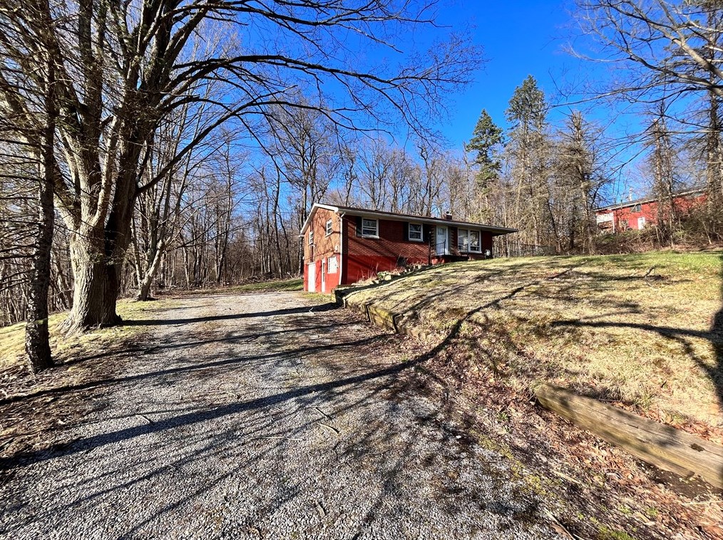 180 Belton Rd, Ellwood City, PA 16117