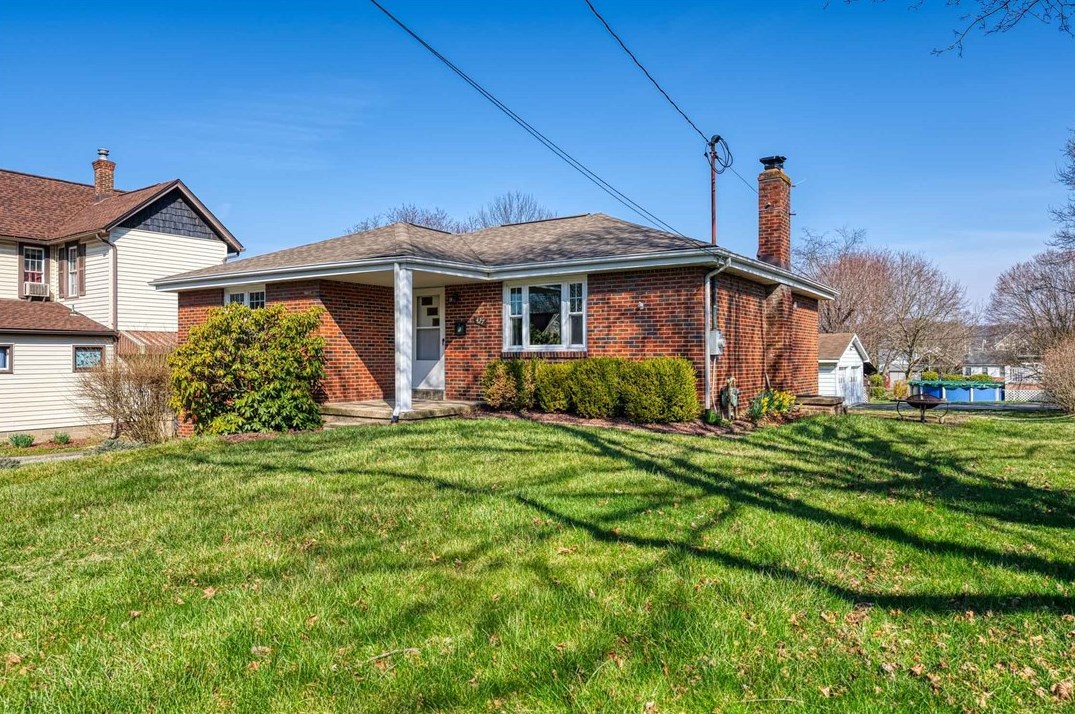 427 Center St, Zelienople, PA 16063