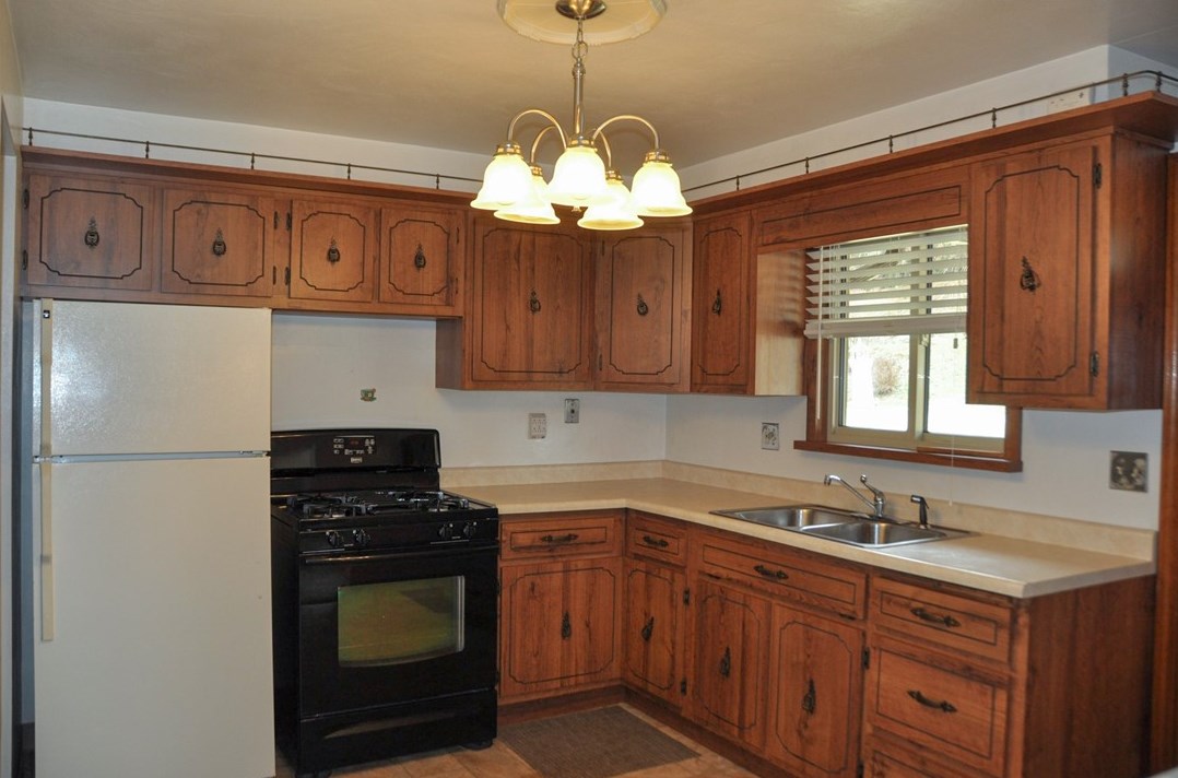 555 Hickory Dr, Greensburg, PA 15601-4516