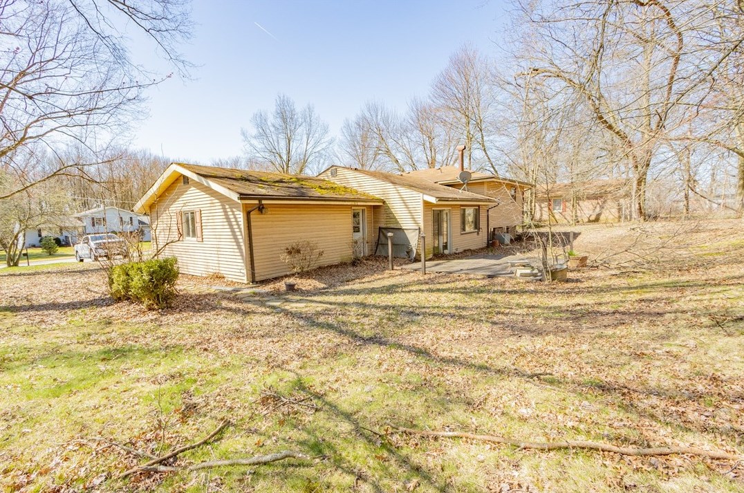 106 Lilac Rd, New Castle, PA 16105