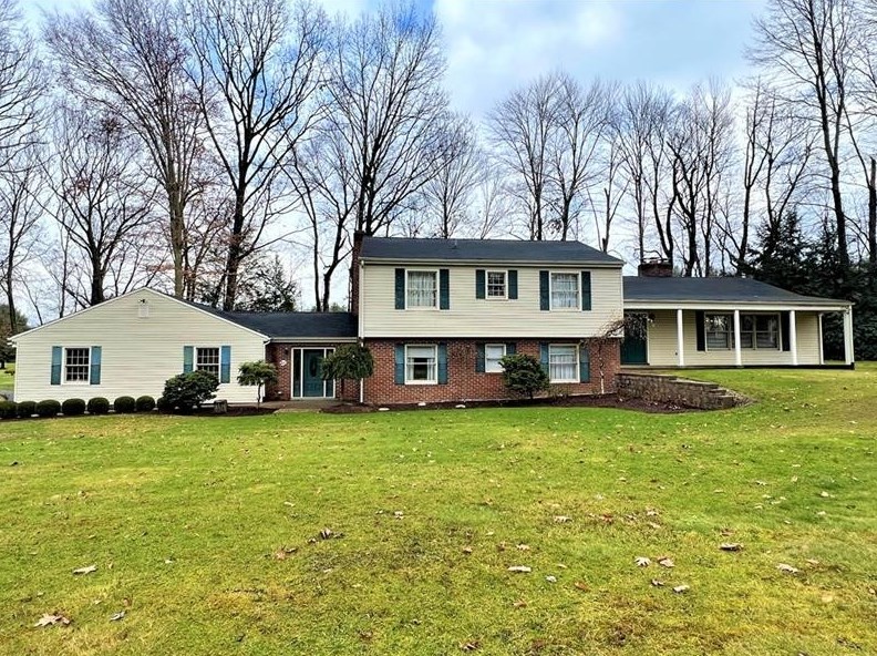 215 Raptor Cir, New Castle, PA 16105-9189