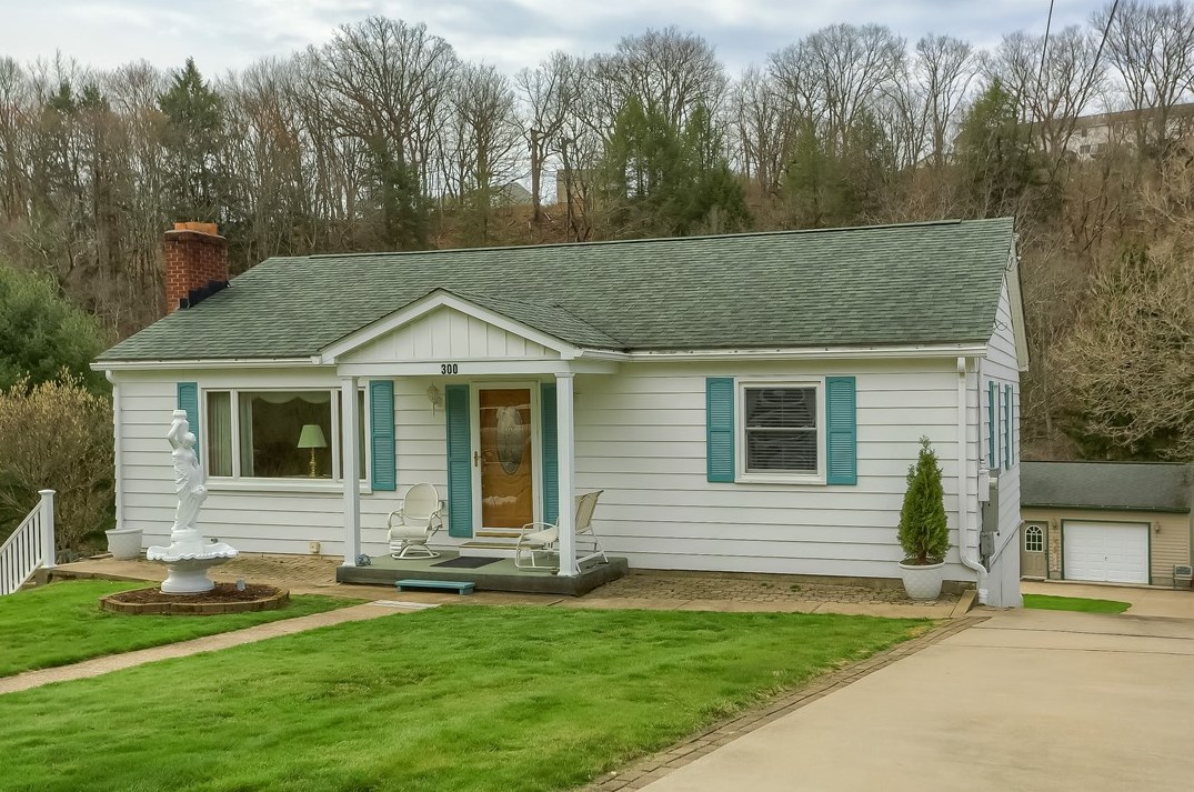 300 Woodland Dr, Imperial, PA 15126