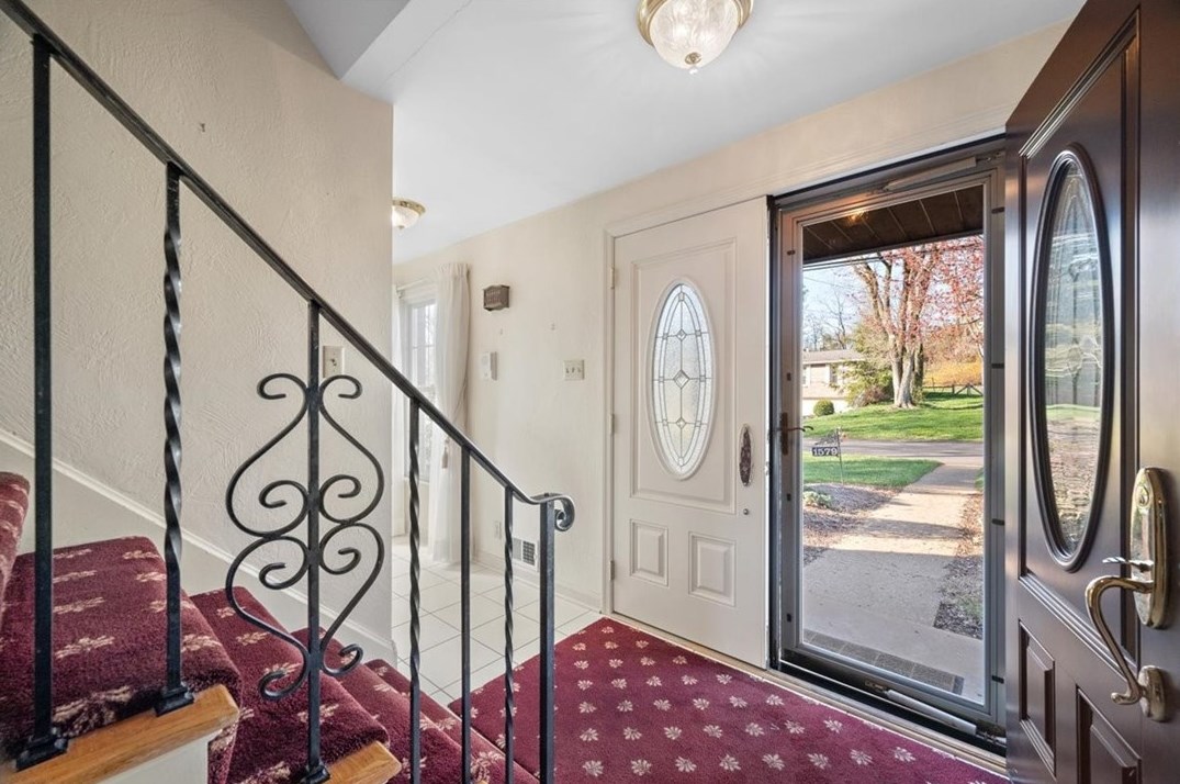 1579 Holly Hill Dr, Bethel Park, PA 15102-3507