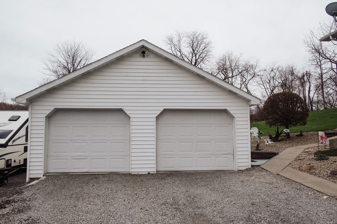 110 Schnur Rd, Butler, PA 16002-9229