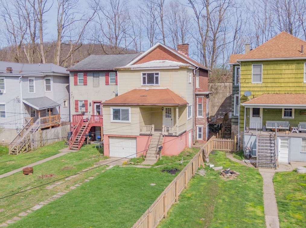 306 Riverside Dr, Freeport, PA 16229-1125