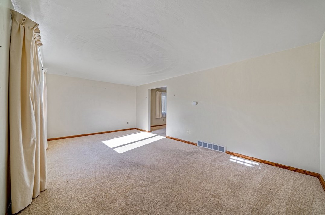32 Corbett Ave, North Huntingdon, PA 15642-3258