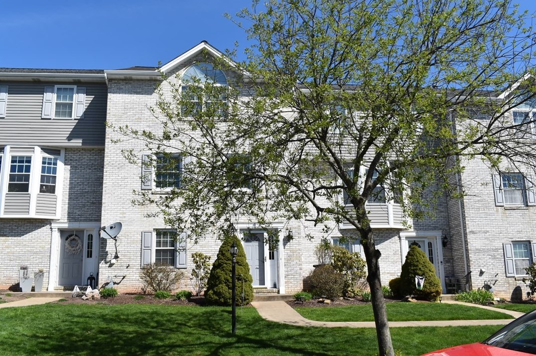 431 Linda Ln, Houston, PA 15342-1083