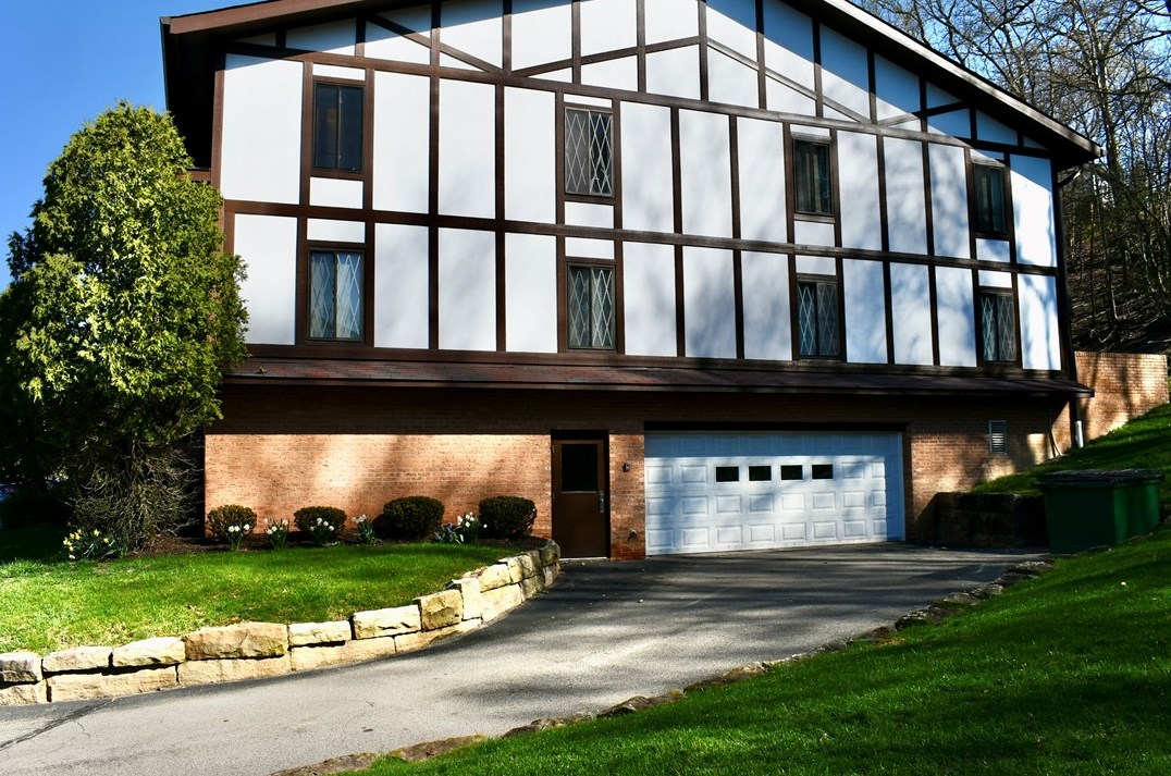 1018 Thornberry Dr, Penn Hills, PA 15237