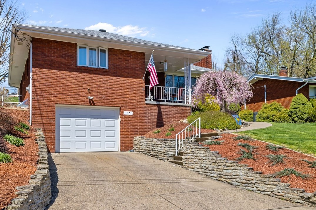15 Fairhill Dr, Washington, PA 15301-3843