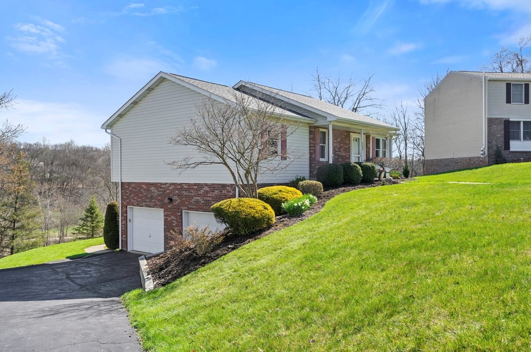 1120 Mike Reed Dr, Library, PA 15129
