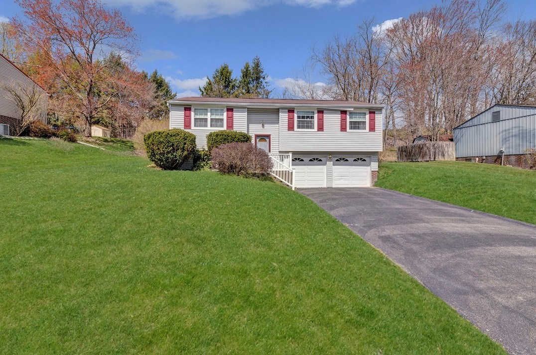 208 Sherwood Dr, Monaca, PA 15061