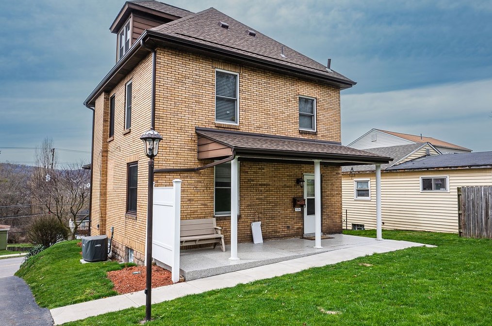 50 State St, Baden, PA 15005-1938