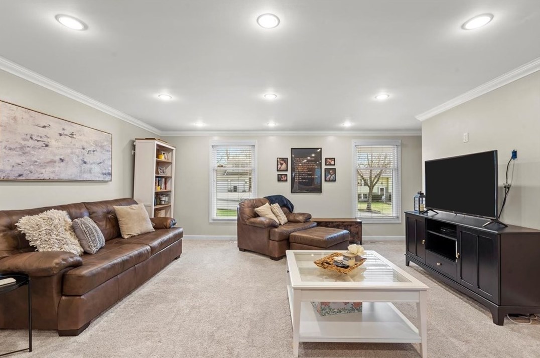 12 Heritage Ln, Trafford, PA 15085