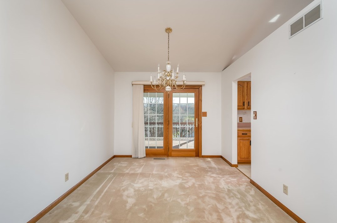 102 Rembrandt Dr, Butler PA  16002-7558 exterior