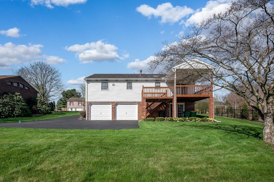 102 Rembrandt Dr, Butler PA  16002-7558 exterior