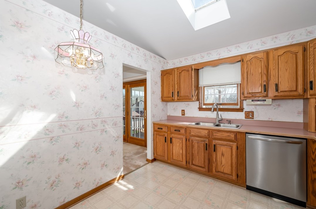 102 Rembrandt Dr, Butler PA  16002-7558 exterior