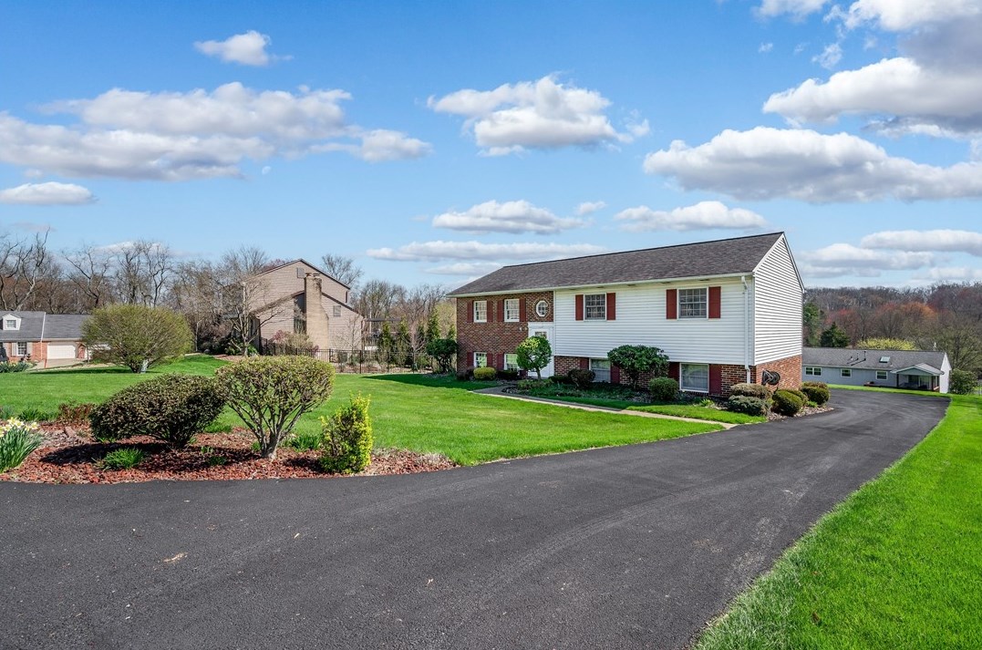 102 Rembrandt Dr, Butler, PA 16002-7558