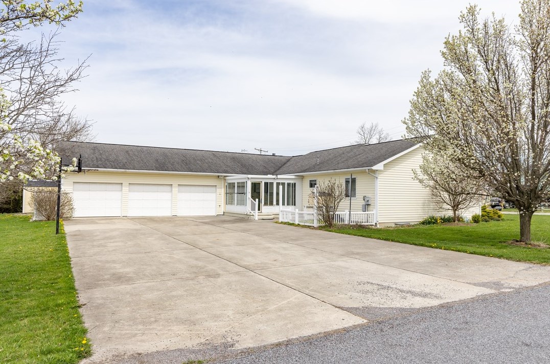 1604 Crestview Dr, Somerset, PA 15501