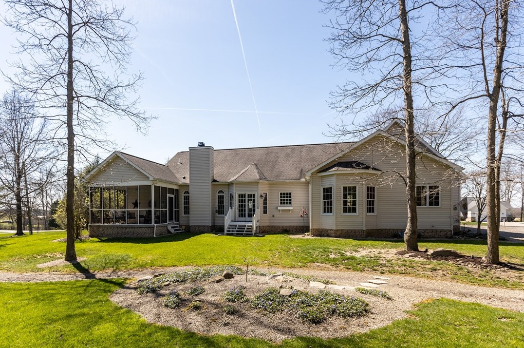 10 Scenic Valley Dr, Mercer, PA 16137