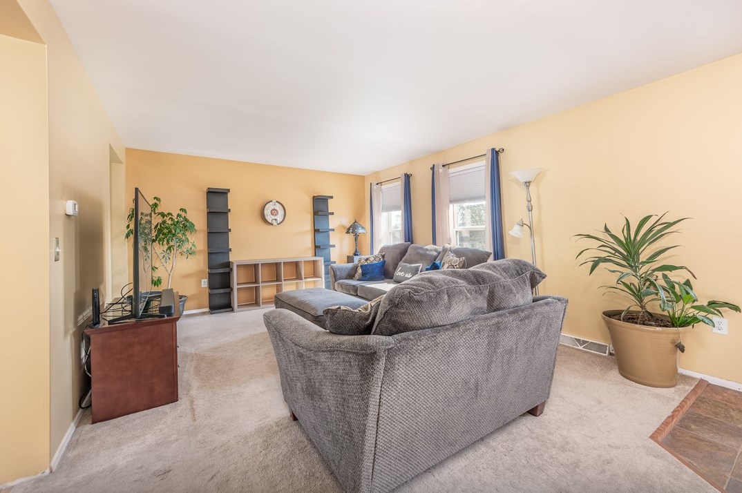 3069 Piney Bluff Dr, Library, PA 15129