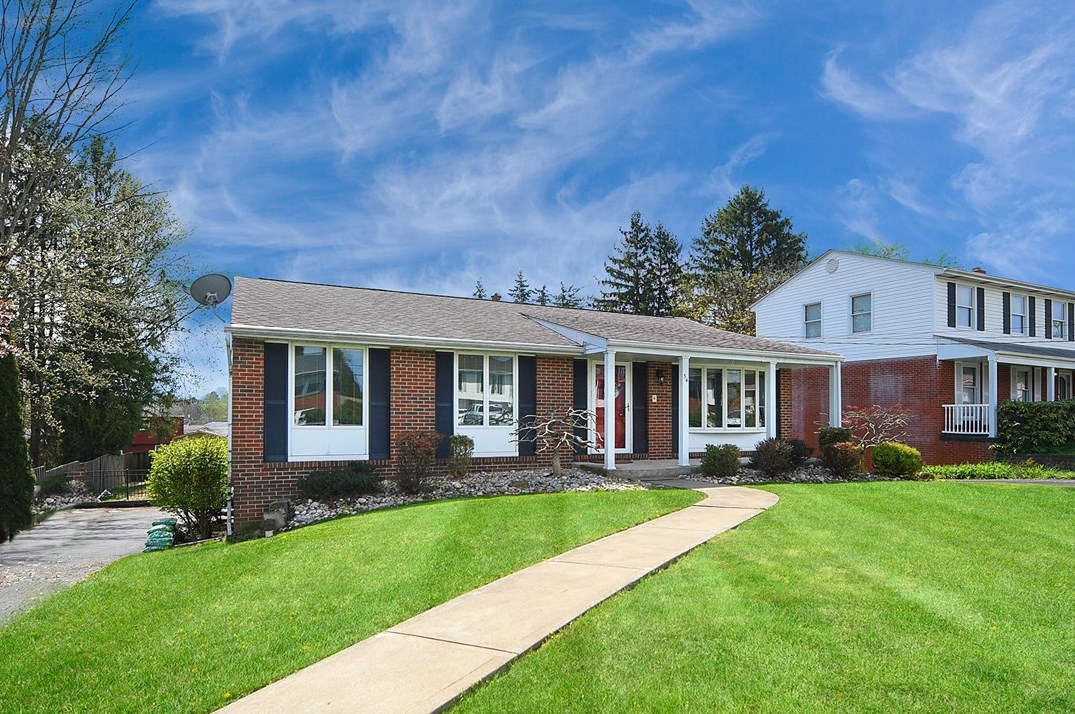 34 Mohawk Dr, Greensburg PA  15601-4772 exterior