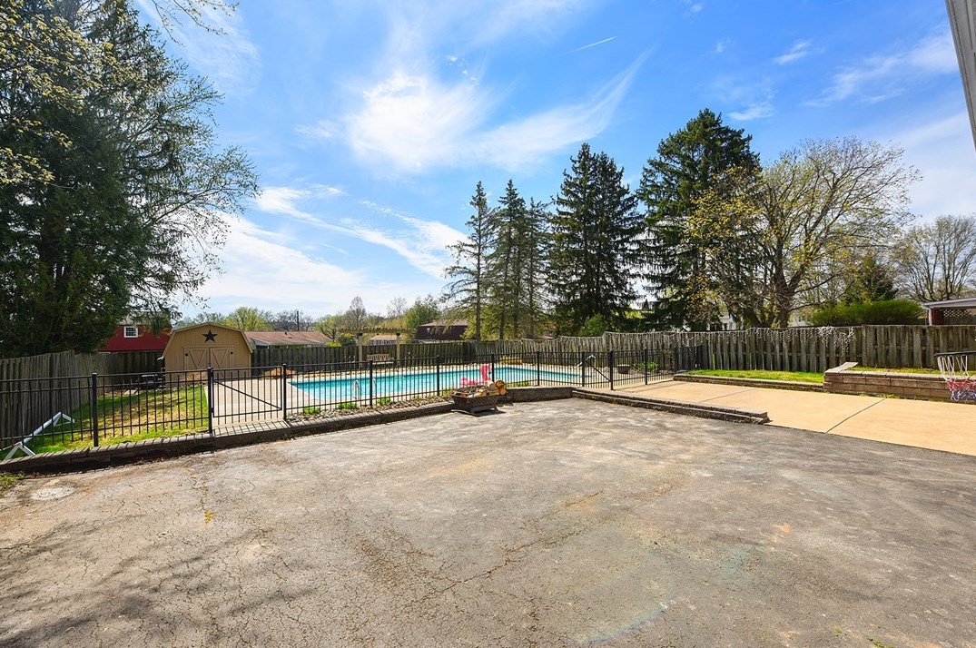 34 Mohawk Dr, Greensburg PA  15601-4772 exterior