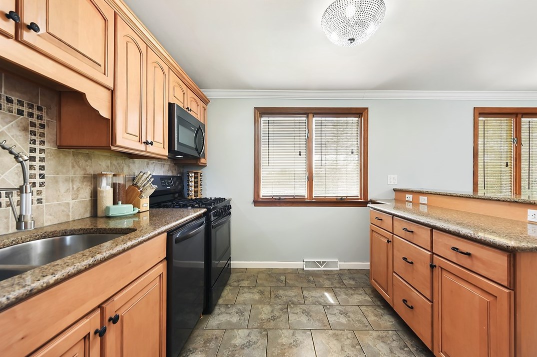 34 Mohawk Dr, Greensburg PA  15601-4772 exterior