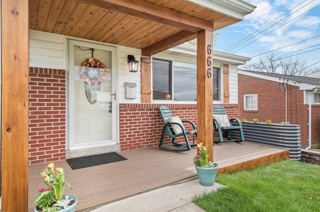 666 Lindsay Rd, Collier Township, PA 15106